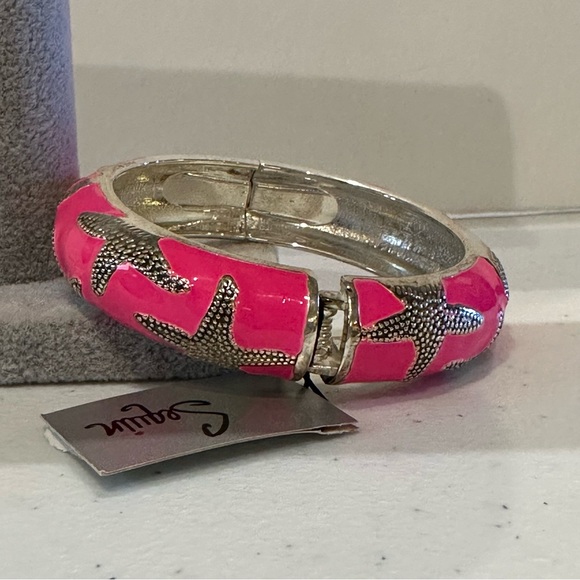 NWT Sequin by Nordstrom Starfish Clamper Bangle Bracelet, silver w/ dark pink - Picture 8 of 11